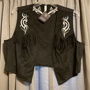 Black Fringe ,Faux Suede Vest with Embroidery Detailing 
SIZE 2XL(18-20)TAILLE